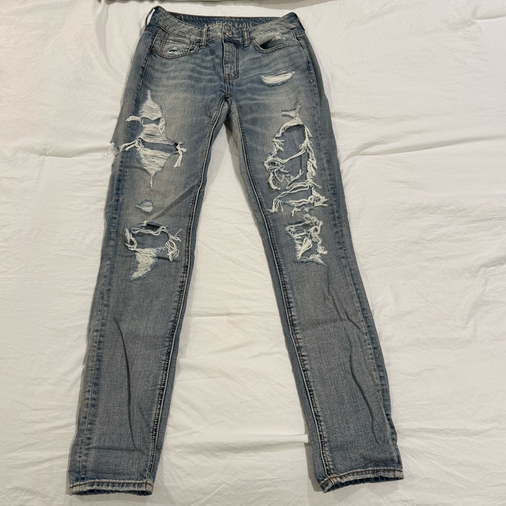 American Eagle distressed tomgirl jean